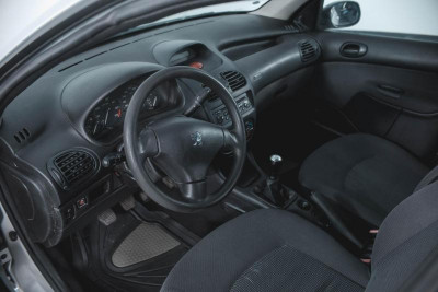 Peugeot 206 1.4 MT (75 л. с.)