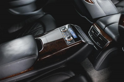Audi A8 4.2 FSI L quattro tiptronic (372 л. с.)