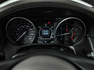 Jaguar XF 2.0 D AT AWD (180 л. с.)