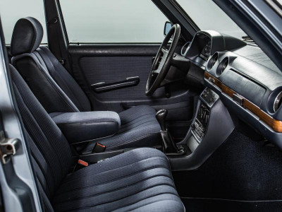 Mercedes-Benz W123 230 2.0 MT (136 л.с.)