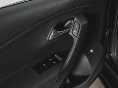 Volkswagen Polo 1.6 MPI MT (110 л. с.)