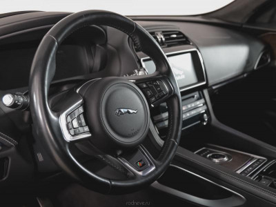 Jaguar F-Pace 3.0 D AT AWD (300 л.с.)