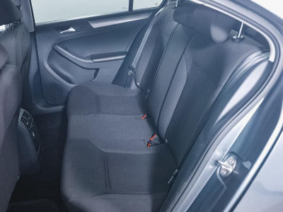 Volkswagen Jetta 1.6 MPI MT (105 л. с.)