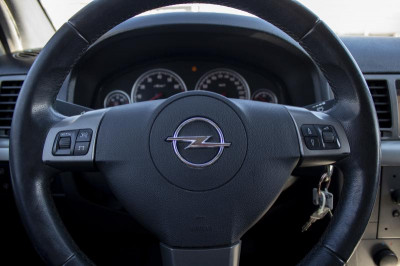 Opel Vectra 1.8 MT (140 л. с.)