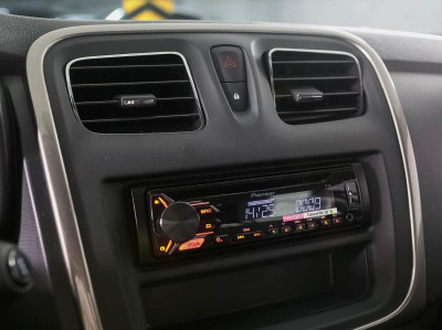 Renault Sandero 1.6 MT (82 л. с.)