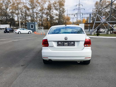 Volkswagen Polo 1.6 MPI MT (110 л. с.) Highline